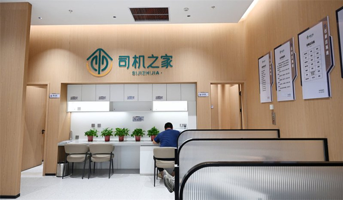 6月14日，旅客在京昆高速石家庄西服务区休憩。