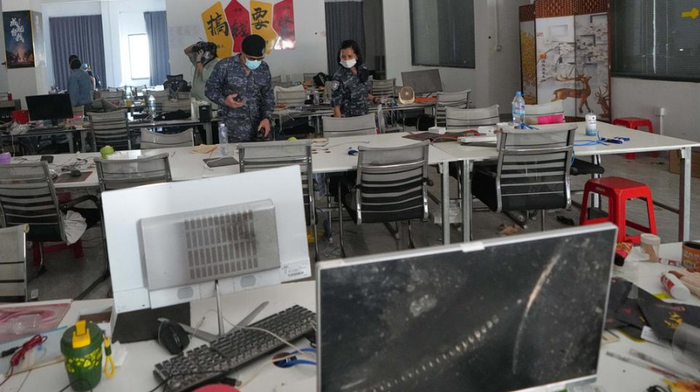 ▲2026年4月7日，泰国士兵在柬埔寨奥斯马赫的诈骗窝点进行调查取证