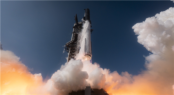 星舰V3首次升空，一共搭载了33台猛禽V3助推器 | 图片来源：SpaceX