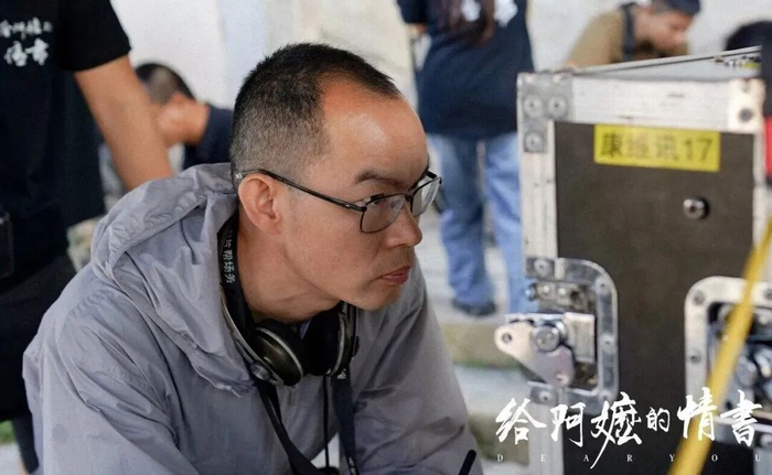 电影《给阿嬷的情书》导演蓝鸿春在片场工作 图源：“人民日报”微信公众号