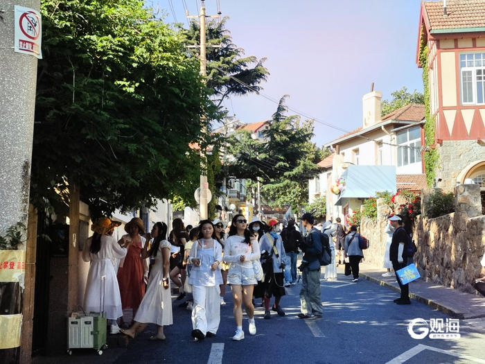 夏日的热浪，把大批游客“卷”进了老城区。王雷 摄