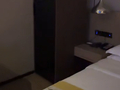 湖南长沙一连锁酒店房间内设有充气娃娃“情趣柜”，酒店方回应：该产品是与第三方合作的增值服务，入住时会明确告知