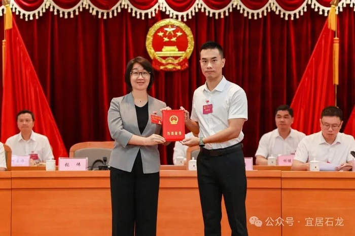 △镇党委书记张炜向新当选镇长杨伟瀚颁发当选证书