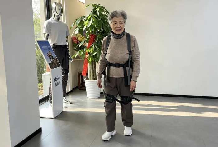 （图片：用户正在试穿海尔外骨骼）