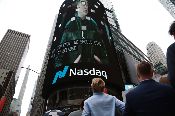图为在美国纽约时报广场，人们通过大屏幕观看SpaceX首次公开募股股票上市交易庆祝活动。新华社记者　刘亚南　摄