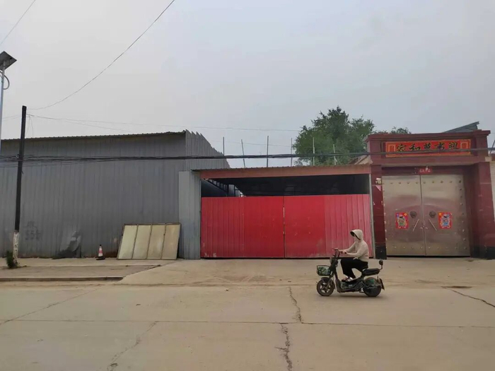 涉事水泥经销店的两扇红色大门已经上锁。