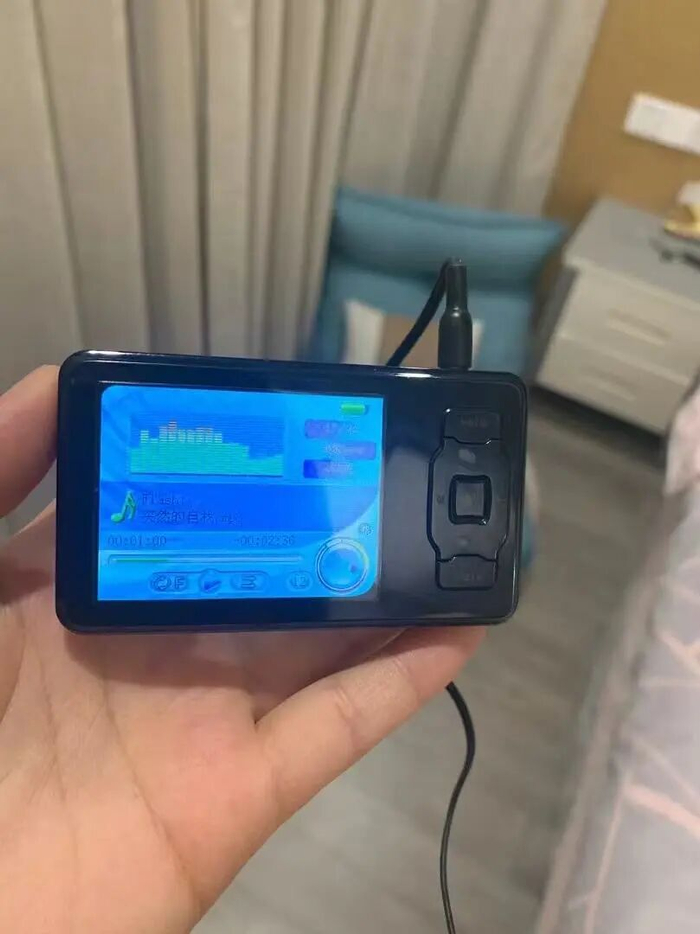 张女士还留着当年的MP3。受访者供图