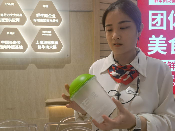 6月15日，北京市朝阳区一家火锅店中，负责人展示符合绿色标准的外卖包装。新京报记者 周怀宗 摄