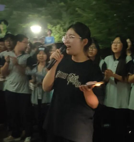 慈溪市观城中学，高考前夕的校园音乐会。通讯员 戎焕瑾供图