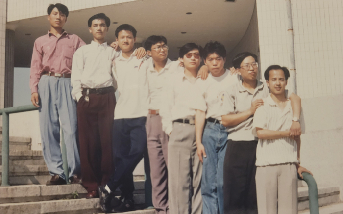 王先生大学毕业时和同学的合照。受访者供图