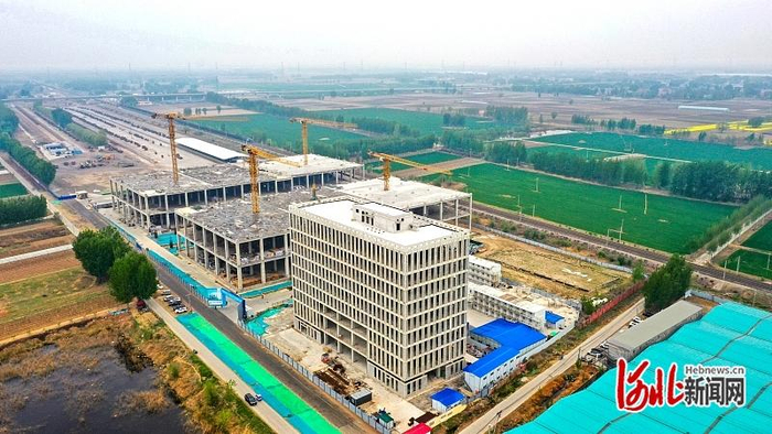 图为近日航拍的京津冀空铁联运物流枢纽（永清）示范基地项目现场。 庞趁友摄