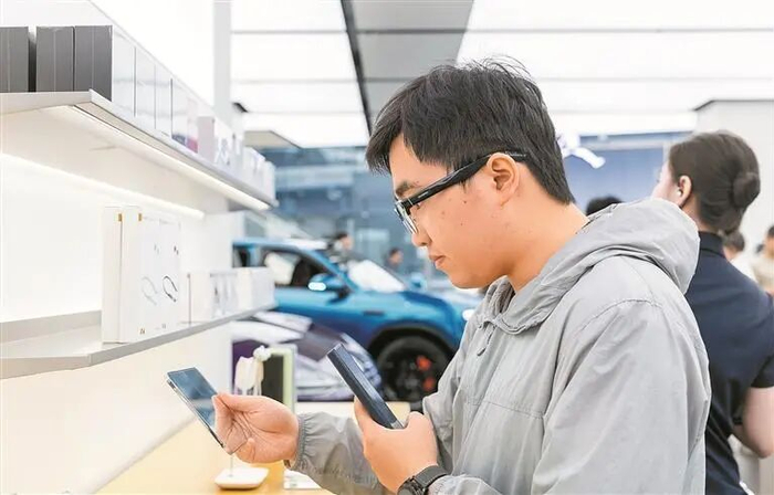 顾客佩戴着华为发布的AI眼镜进行体验。深圳特区报记者 赖犁 摄