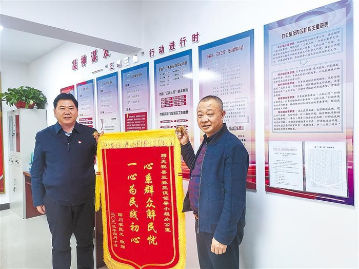 农民工代表（右）向武威市天祝县“三抓三促”行动领导小组办公室赠送锦旗。武威市“三抓三促”办公室供图