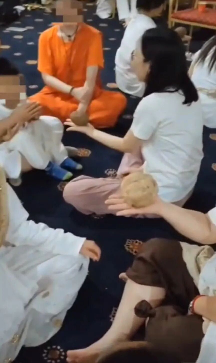 非洲几比现场，“学员”们学习用意识让椰子站立的课程/受访者供图