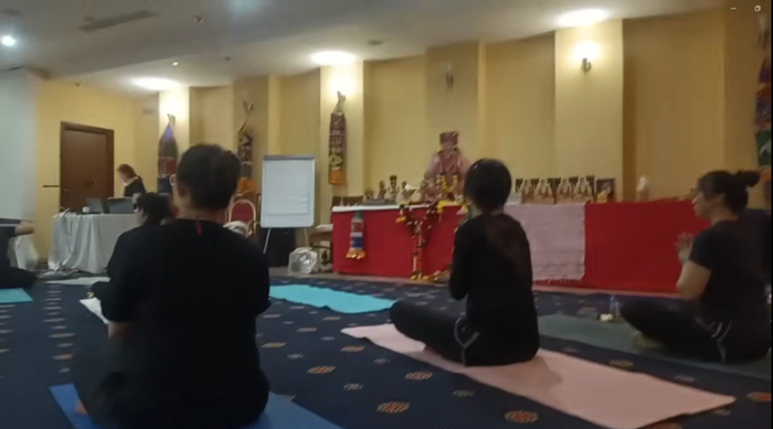 非洲几比现场，“学员”们在诵经，背景处有尼希亚南达画像/受访者供图