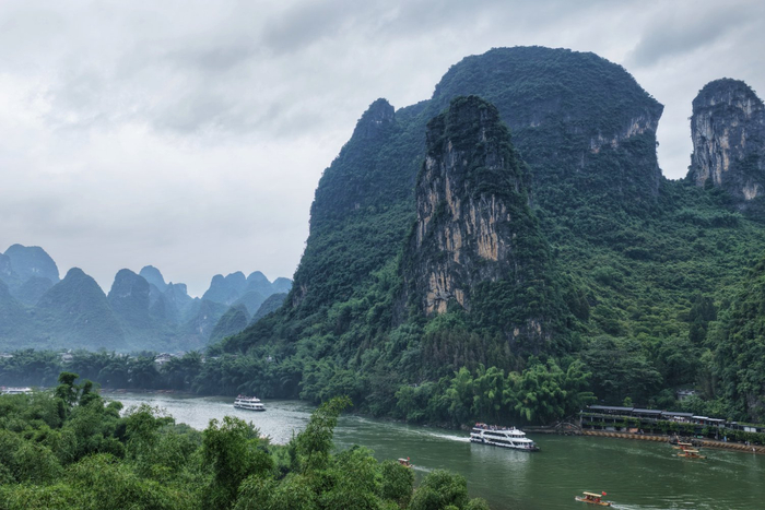 图为大河背村附近的漓江风光