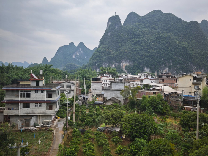 图为漓江沿岸的大河背村