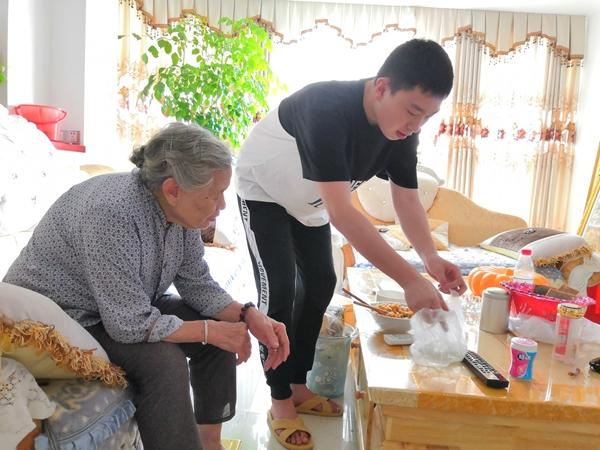 　　2019年7月18日，陈祥榕在家中和奶奶在一起（左一为奶奶张赛眉，右一为陈祥榕）。受访者供图