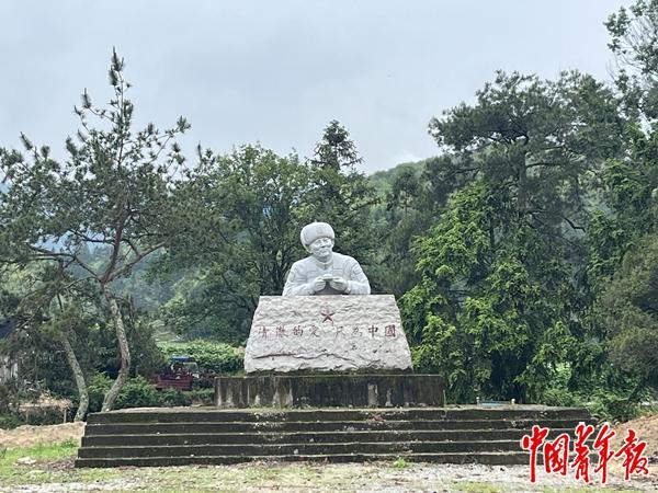 　　福建省宁德市屏南县甘棠乡下山口村村口的陈祥榕烈士雕塑。中青报·中青网记者 周围围/摄