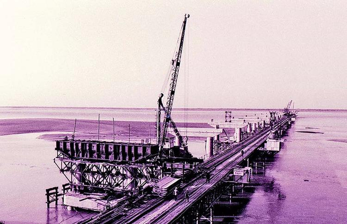 正在施工中的郑州黄河公路大桥（1985年9月27日摄），资料图片。