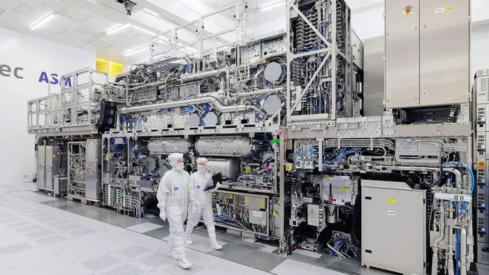 ASML 当时最先进的极紫外光刻扫描仪 TWINSCAN EXE:5000