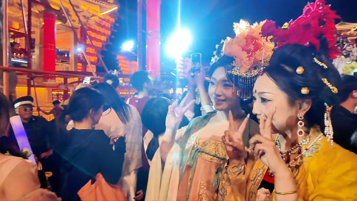     游客在河头老街拍照留念。长城网·冀云客户端记者 李全 摄