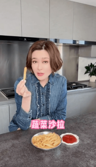 关之琳家中有个又大又靓的厨房，适合爱下厨的她。