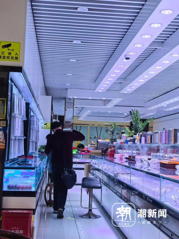 春节前夕，投资者买了15千克银条扛走　受访者供图