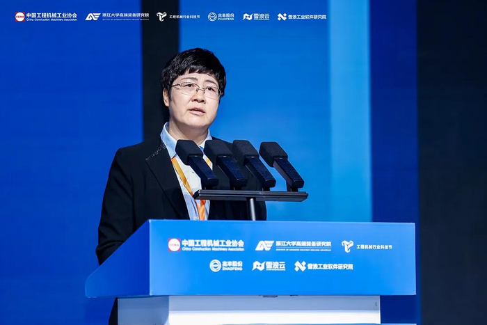 ▲中联重科副总裁、总工程师、起重机械关键技术全国重点实验室主任付玲在主题大会上作报告