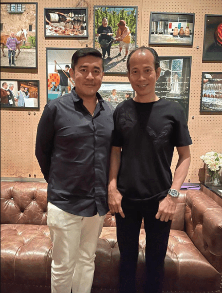 有指关世华曾因投资失利破产，其后拜师著名风水大师苏民峰，成为专业风水师。