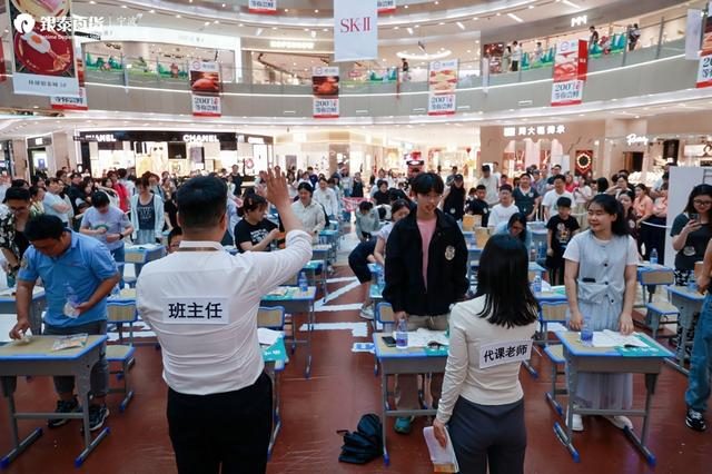 在宁波环球银泰举办的“偷吃大赛”，受访者供图。