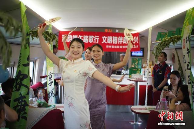 图为乘务员身着旗袍进行舞蹈表演。米思齐 摄 
