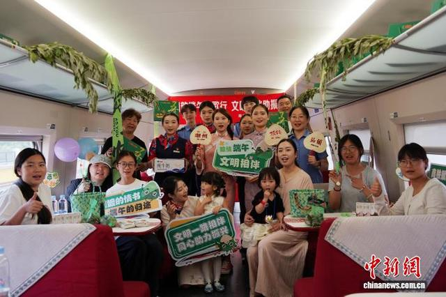 图为乘务员与旅客合影留念。米思齐 摄 