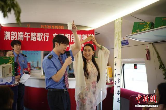 图为旅客与乘务员互动趣味魔术。米思齐 摄 