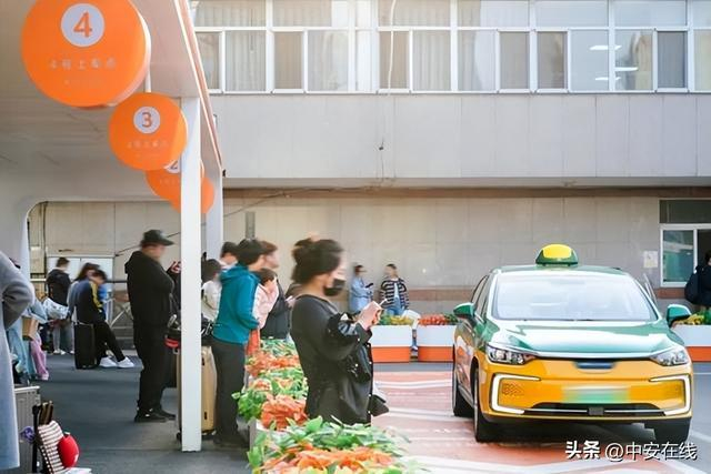 图为：滴滴出租车在场站上车点