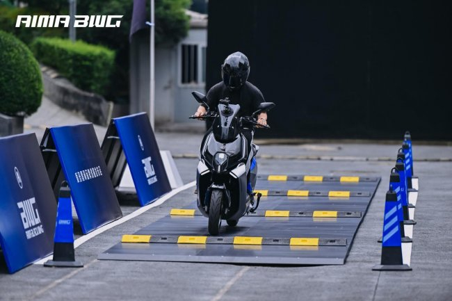 爱玛黑翼S790赛博版试骑