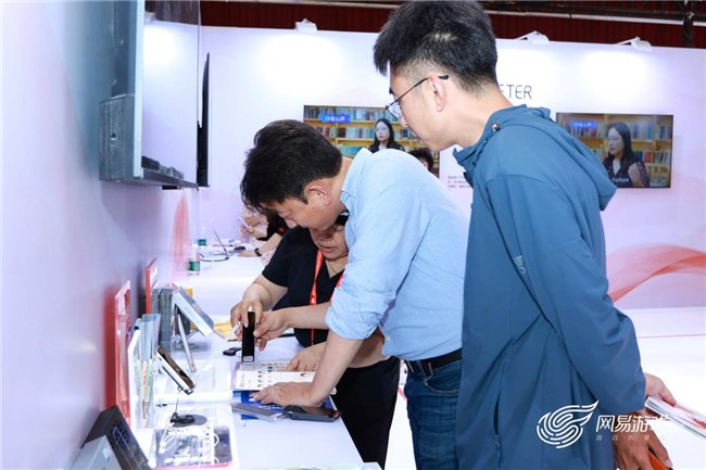 [图为用户在展台体验有道学习硬件产品]