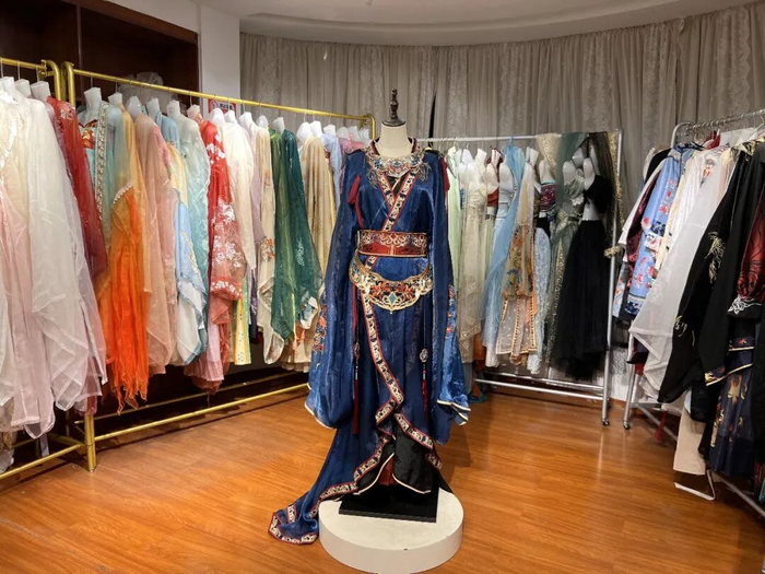融合傩舞元素的国风服饰。