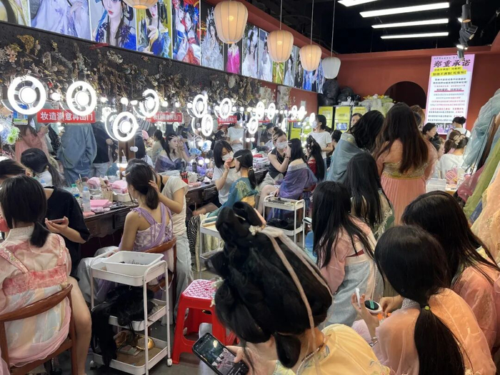 南昌一家汉服体验馆里，不少顾客正在化妆。
