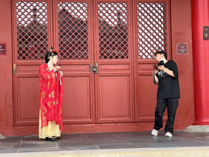摄影师在滕王阁景区为顾客拍摄成片。