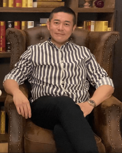 关世华五官深邃，跟家姐十足十饼印一样。