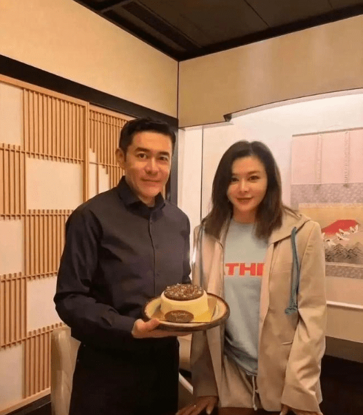 关之琳近日为胞弟关世华庆祝生日，两姐弟合照留念。