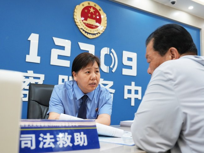 今年5月21日，河南省洛阳市涧西区检察院检察官在12309检察服务中心接待来访群众，讲解农民工讨薪相关法律知识。崔琳摄