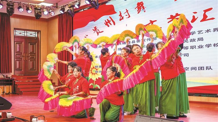 晴隆县三宝街道新露社区健身队表演舞蹈《复兴大中华》。 贵州日报天眼新闻记者 李允凤 摄
