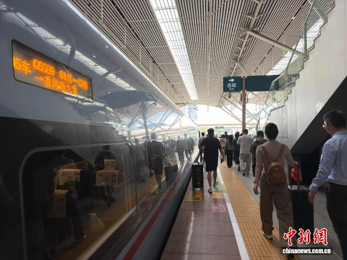 经广深港高铁出行的旅客。田恬 摄