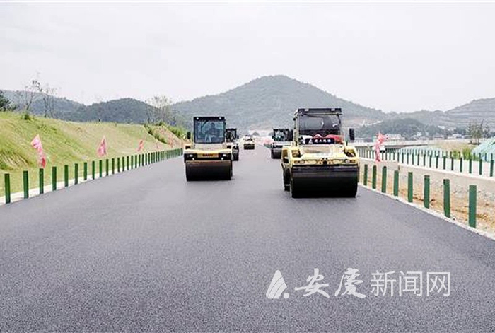 　　天天高速凉亭至月山段转入地面施工阶段。 通讯员 赵锐 摄