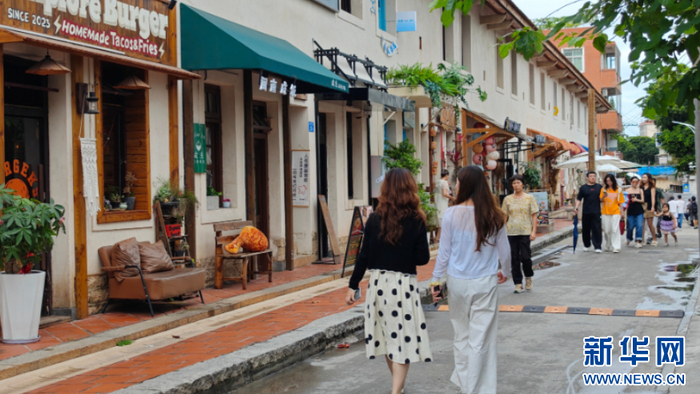 市民游客游览东岑楼。新华网 刘默涵 摄