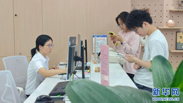 两位来厦青年在围里公寓前台办理入住手续。新华网 刘默涵 摄