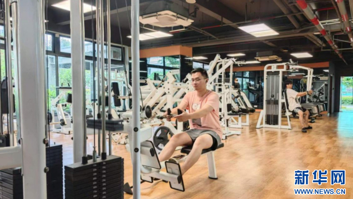 入住围里公寓的青年在健身房锻炼。新华网 刘默涵 摄