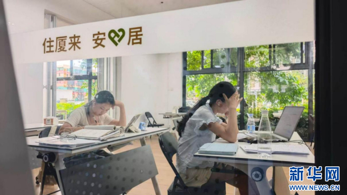 入住围里公寓的青年在自习室学习。新华网 刘默涵 摄